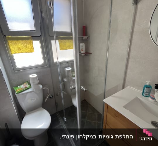 מקלחון זכוכית עם מדף וסבון